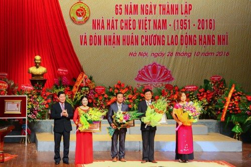 Thừa ủy quyền của Thủ tướng Chính phủ, Thứ trưởng Bộ VHTTDL Huỳnh Vĩnh Ái trao Bằng khen của Thủ tướng Chính phủ cho các cá nhân